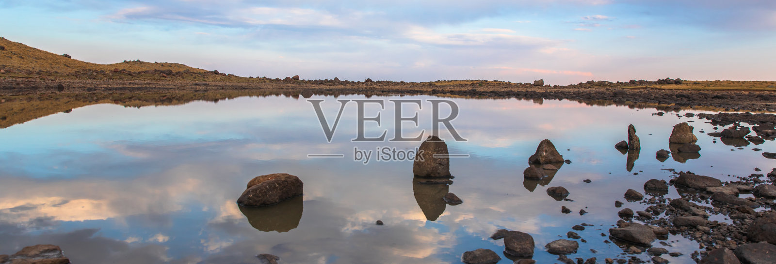 湖上的石头照片摄影图片