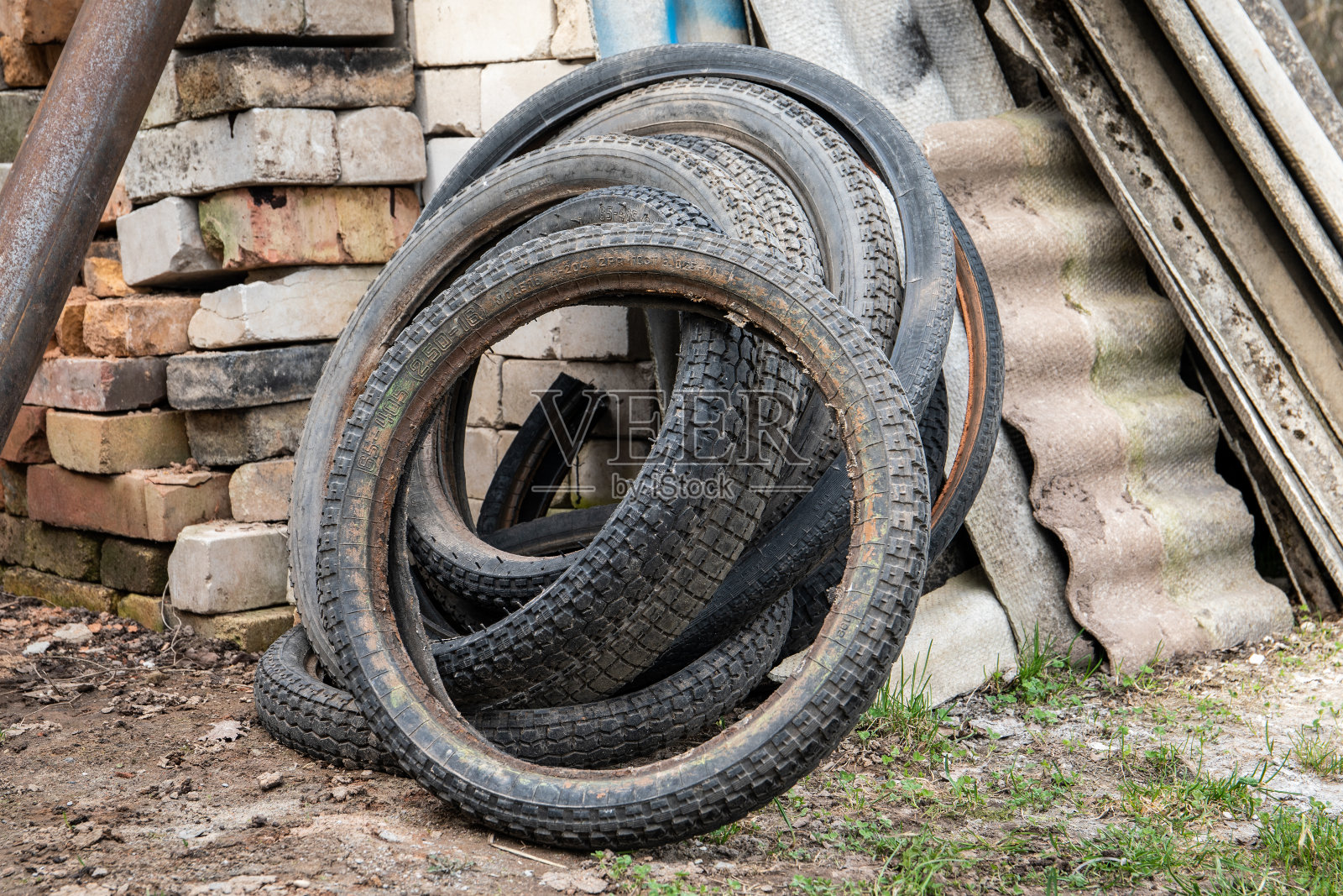 又旧又破的摩托车和自行车轮胎。回收照片摄影图片