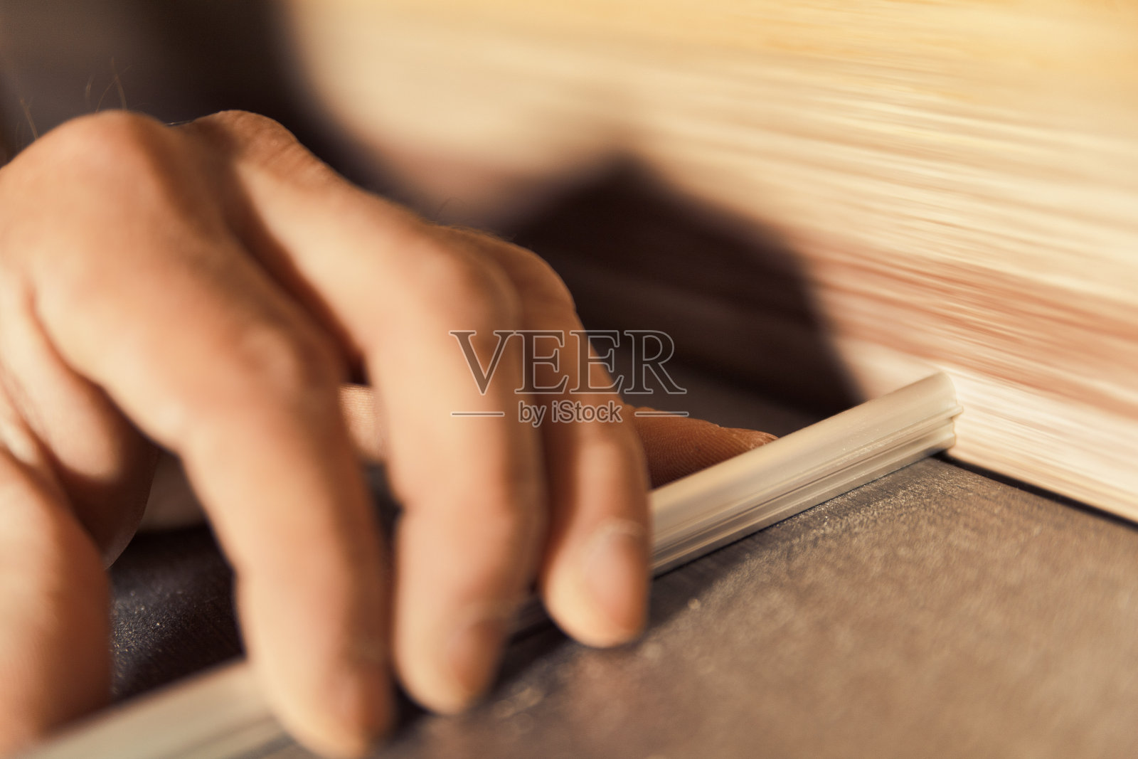 木工的手定位,插入,固定家具部件照片摄影图片