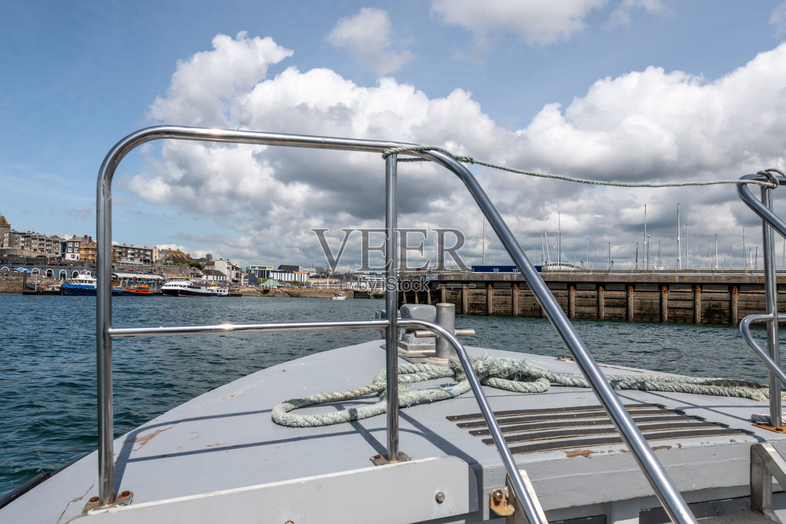 驶近普利茅斯港的船照片摄影图片