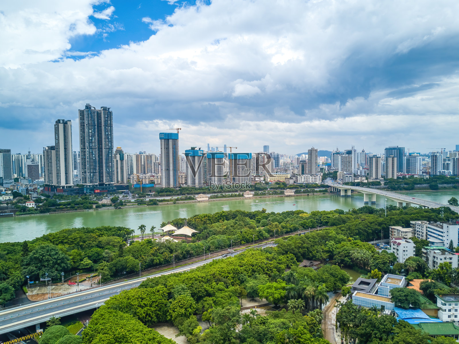 中国广西南宁的城市建筑和河岸景观照片摄影图片