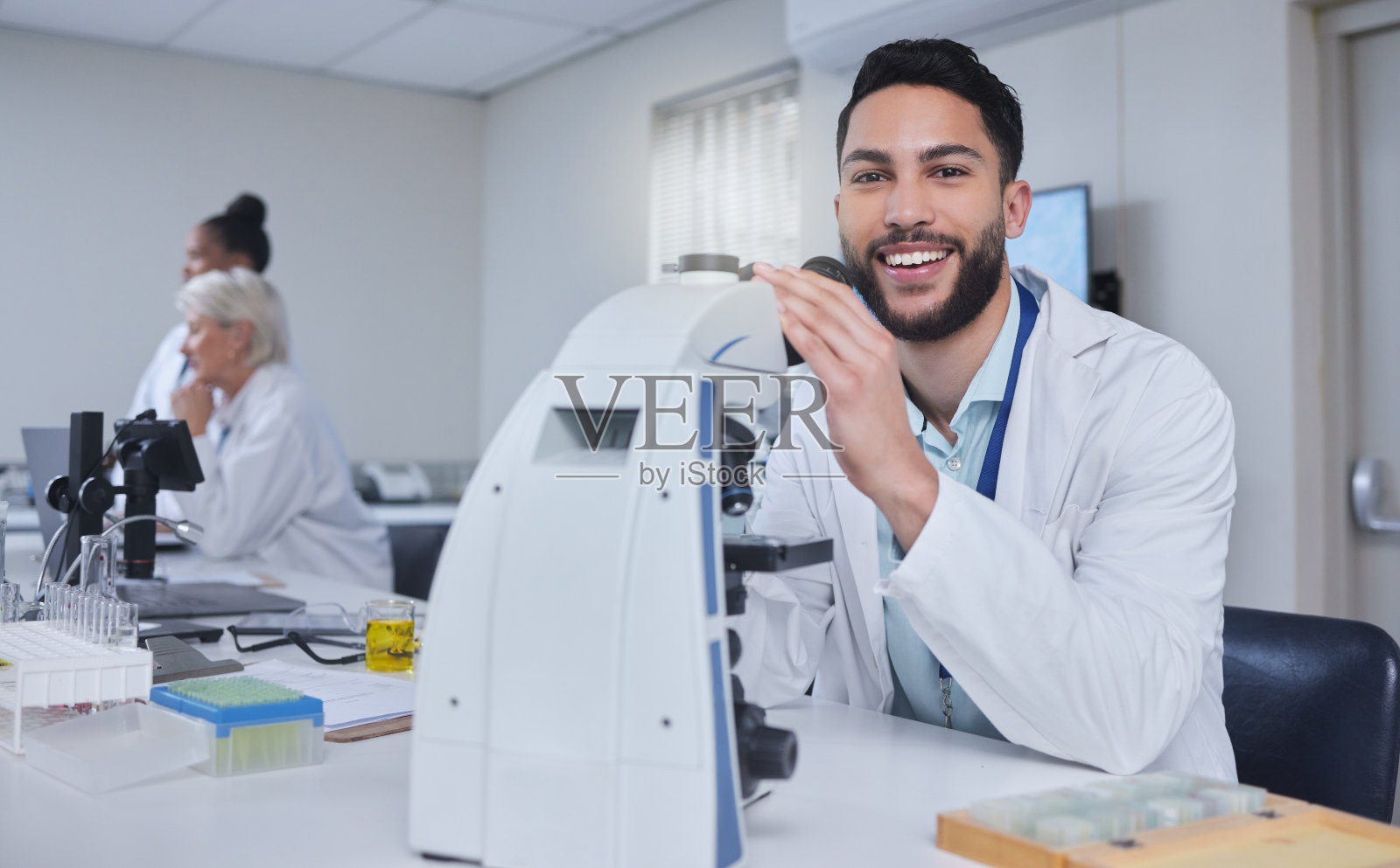 在实验室进行研究、实验或创新的人、显微镜和科学家肖像。科学、技术或微笑的快乐男医生用医疗设备进行样品分析或测试照片摄影图片
