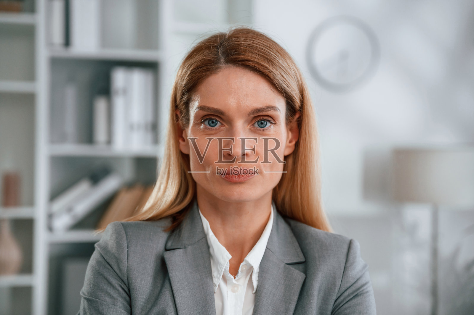 办公室里穿着正装的女士肖像照片摄影图片