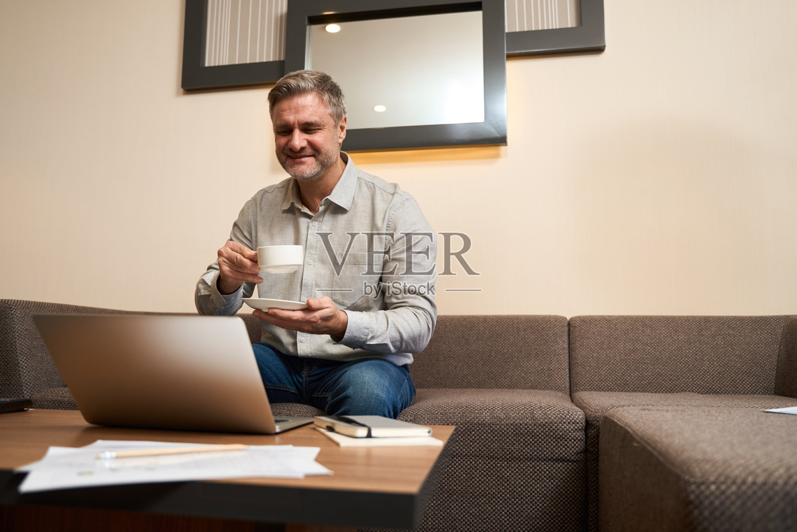 帅哥在现代房间里喝咖啡照片摄影图片