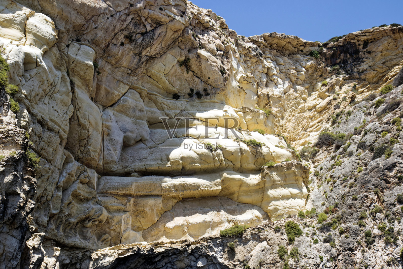地中海马耳他岛海岸的岩层。照片摄影图片