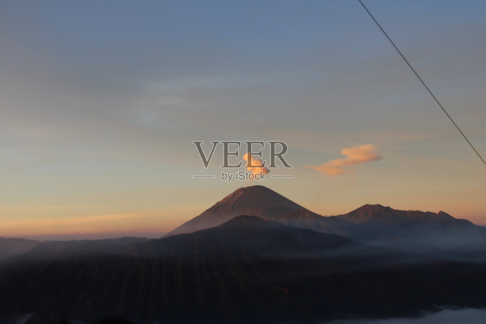 云雾缭绕的山的景色照片摄影图片