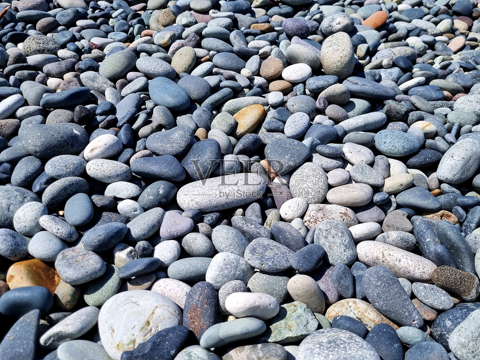 沙滩上的圆卵石照片摄影图片