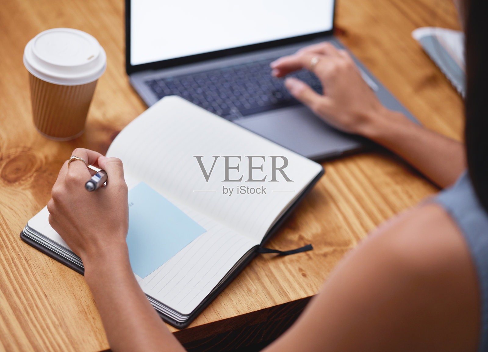 手,女人,在笔记本电脑上写字,商务日程安排和办公室管理。特写工作人员在餐桌上规划研究、想法和议程、物流或技术战略的书籍照片摄影图片