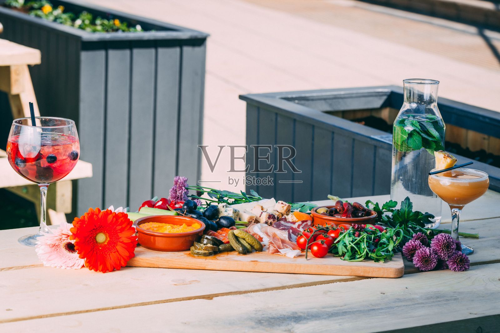 在木板上混合不同的小吃和开胃菜照片摄影图片