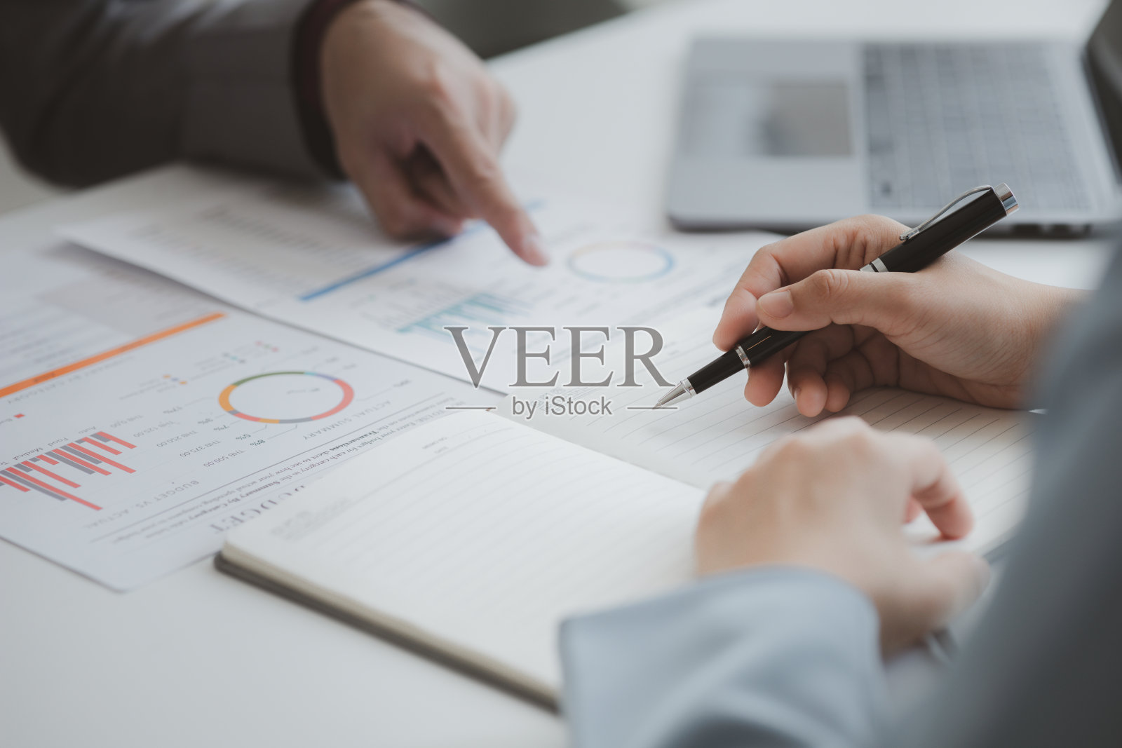 一群人参加讨论、商务会议、创业公司销售团队会议、头脑风暴和公司业绩总结。企业战略管理理念。照片摄影图片