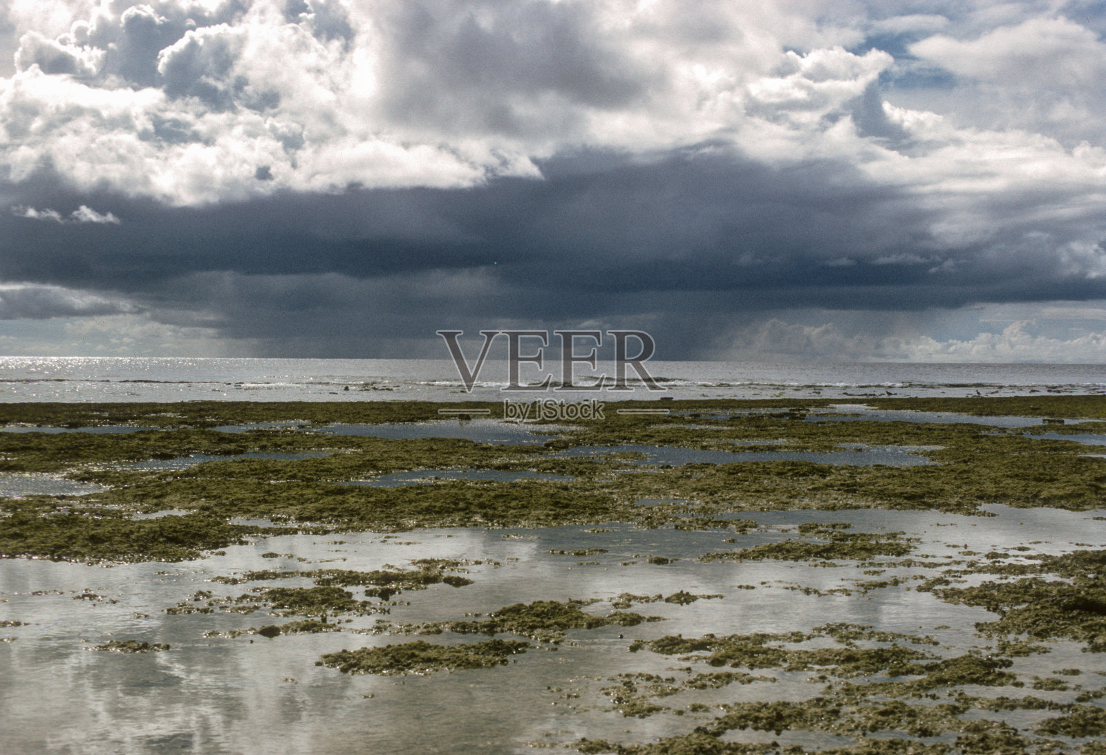 关岛-图门湾-退潮时的风暴云和暗礁照片摄影图片