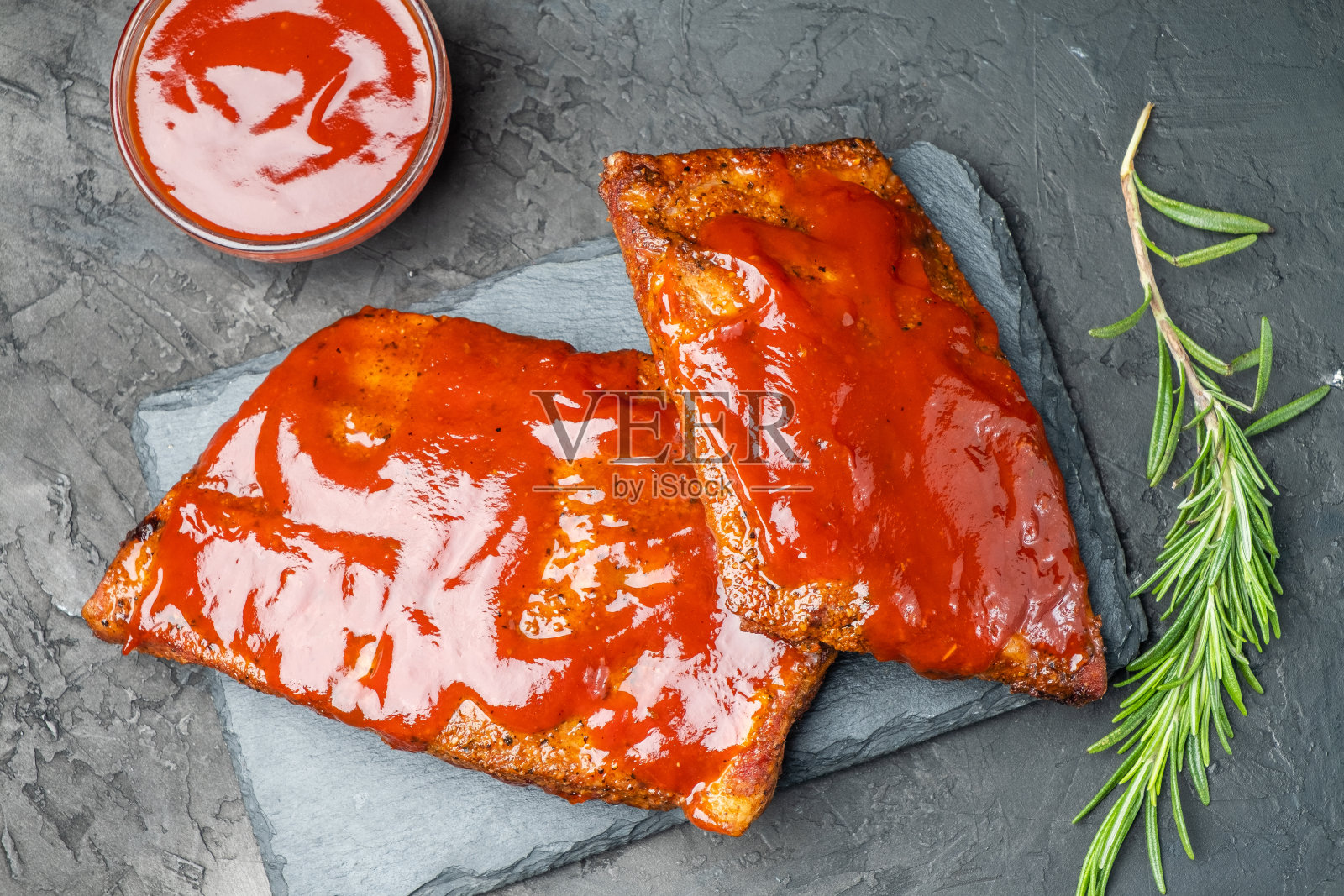 淋着红色烧烤酱的排骨照片摄影图片