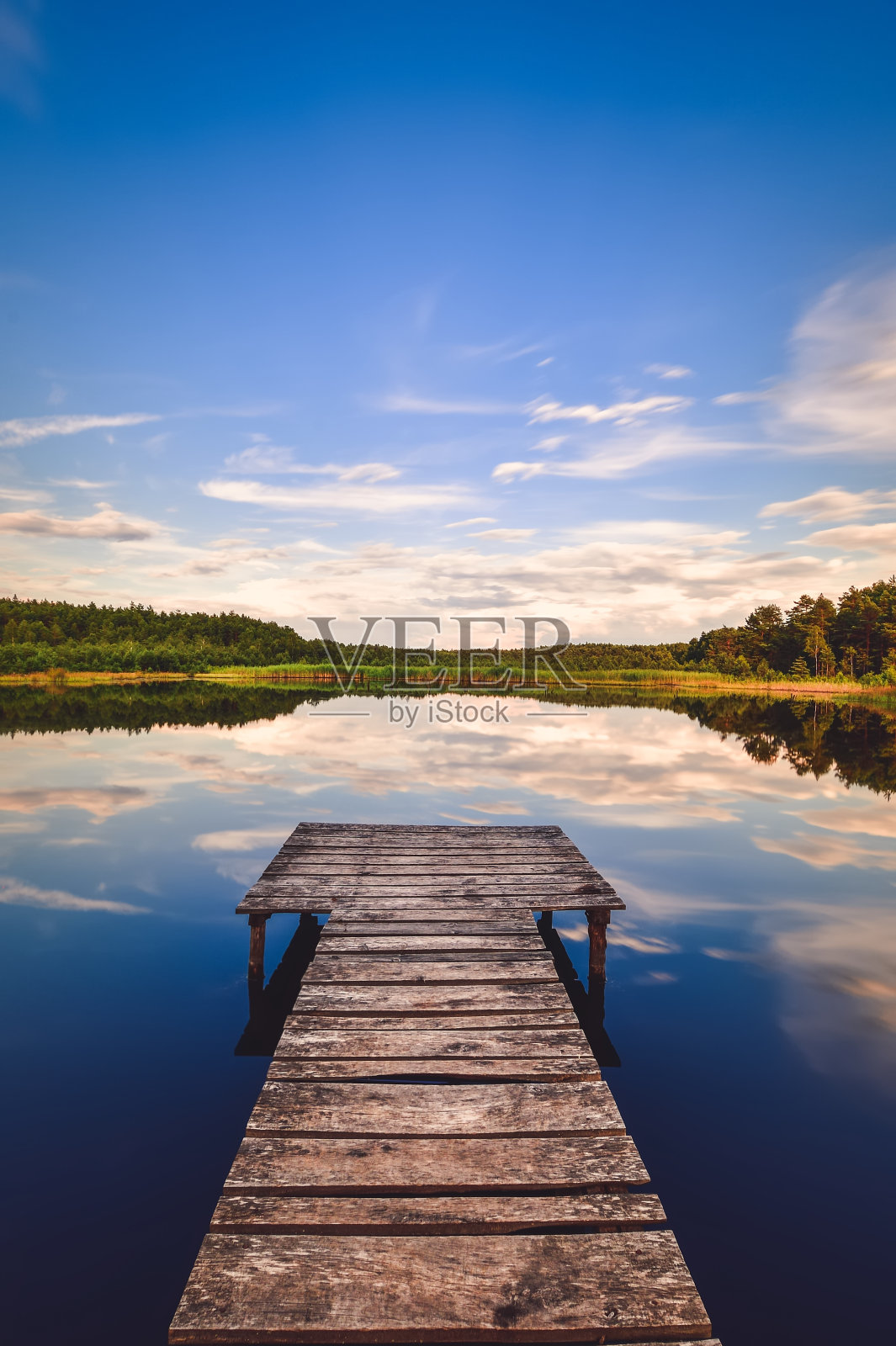 湖边美丽的夏日午后风景。照片摄影图片