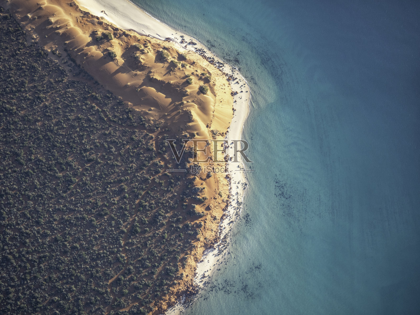 沙滩海岸线鸟瞰图照片摄影图片