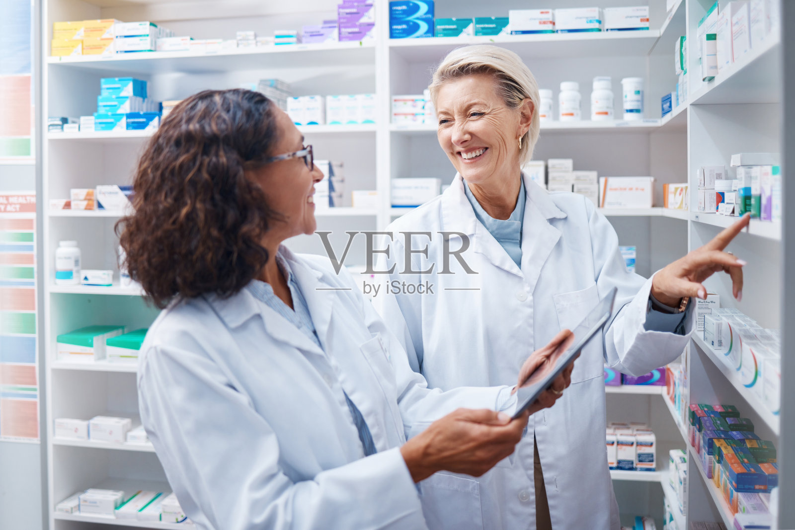 医生,药片和药剂师检查药房,药店或药店的库存。医学、技术和医疗团队的快乐老年女性,触摸屏检查产品库存。照片摄影图片