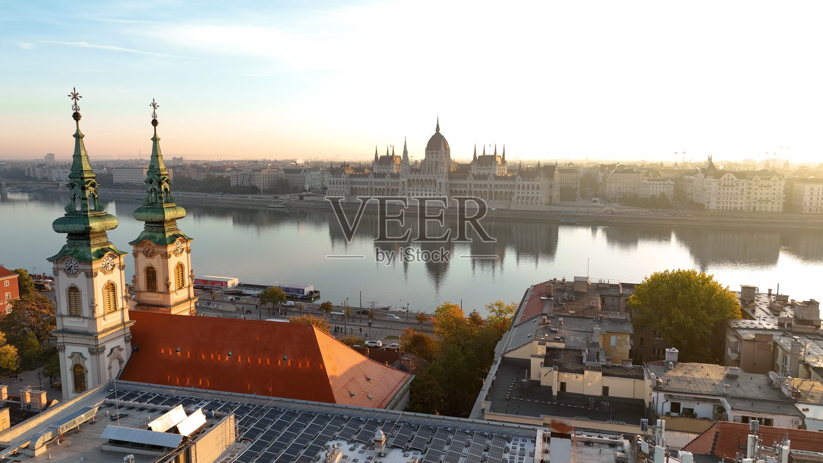 布达佩斯的匈牙利议会大厦鸟瞰图。白天的匈牙利首都城市风光照片摄影图片