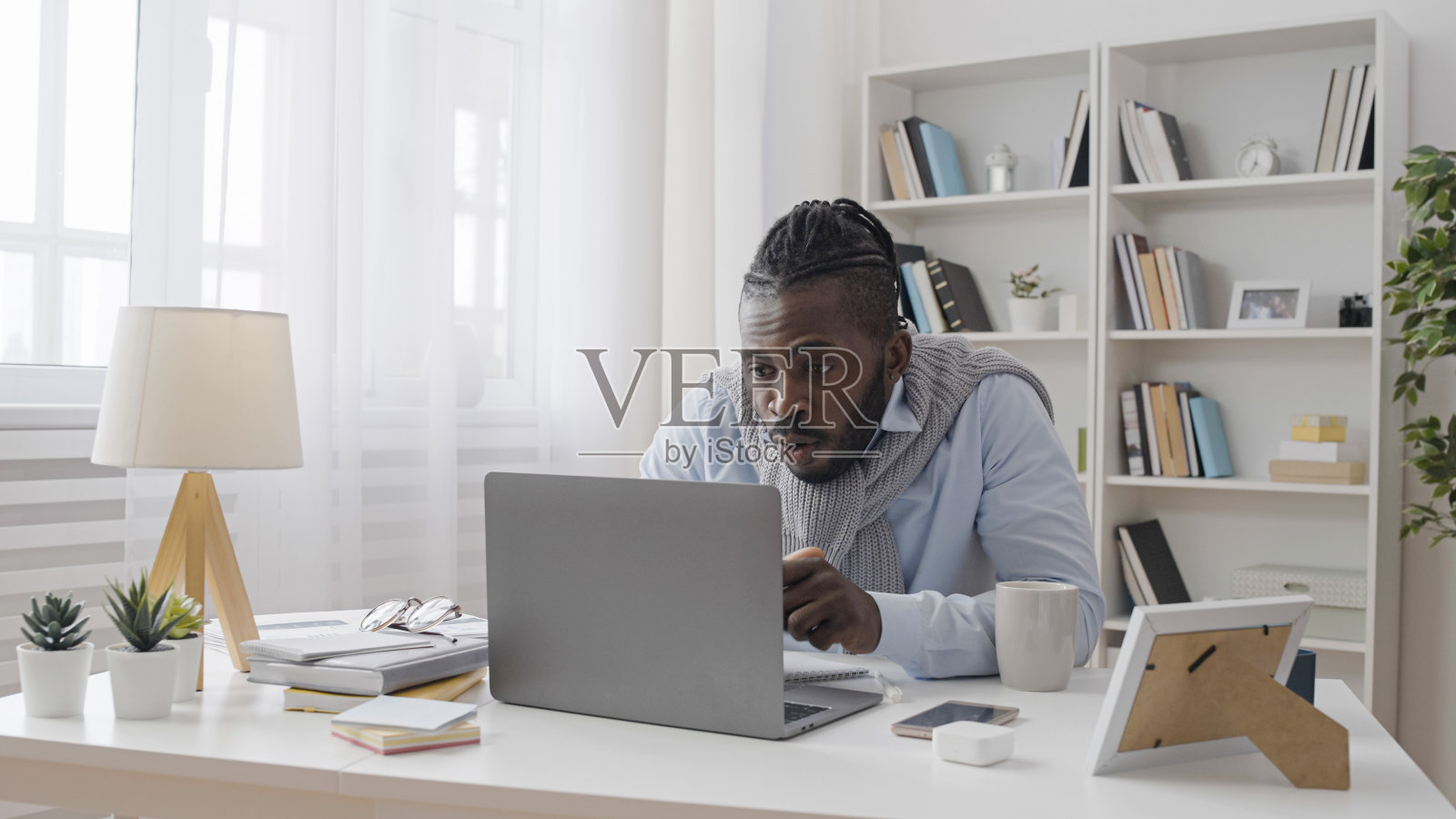 一位非洲裔美国商人收到了关于他的项目的惊人消息,并导致了成功照片摄影图片