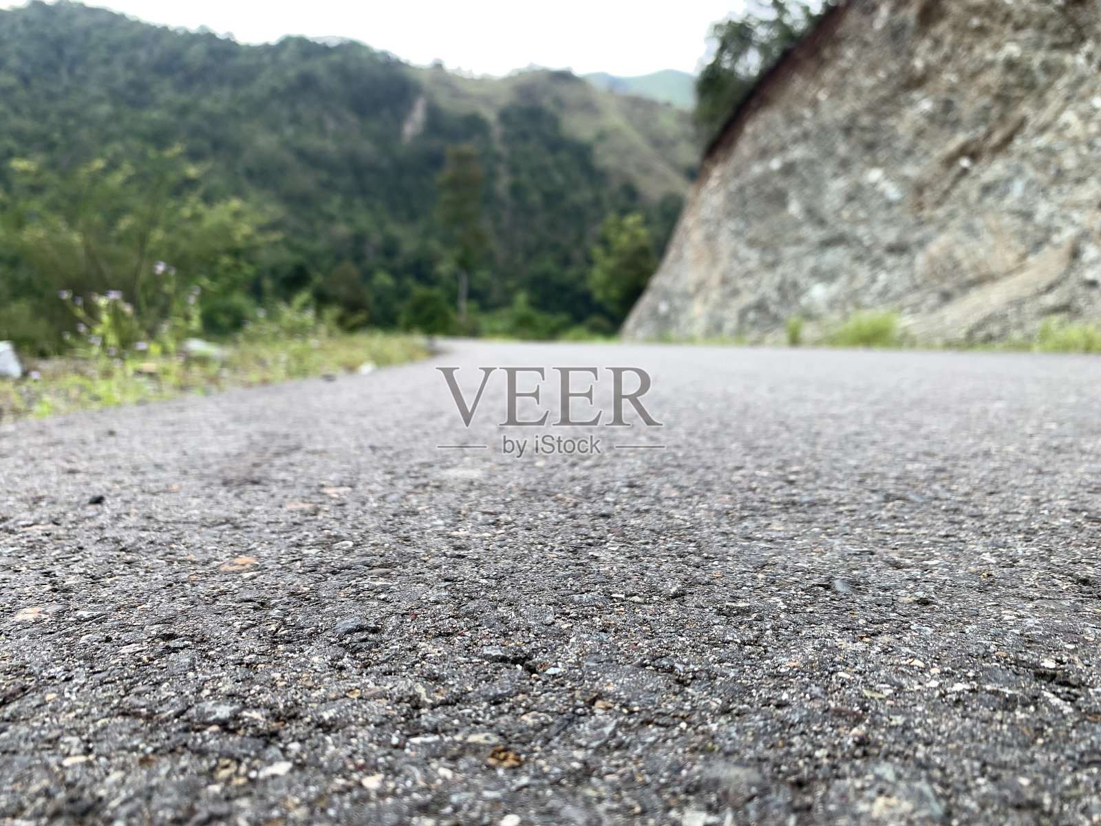 柏油路的照片,模糊的森林,山脉的视野照片摄影图片