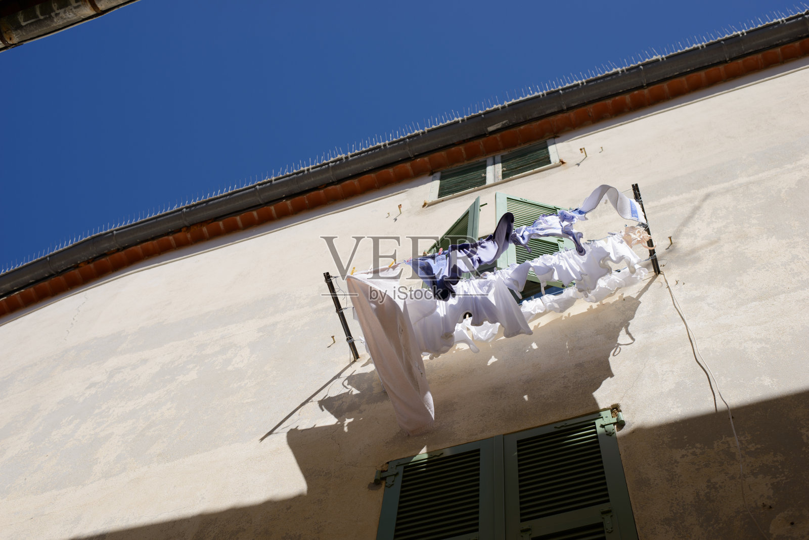 Cote d'Azur街,洗衣挂在窗外照片摄影图片