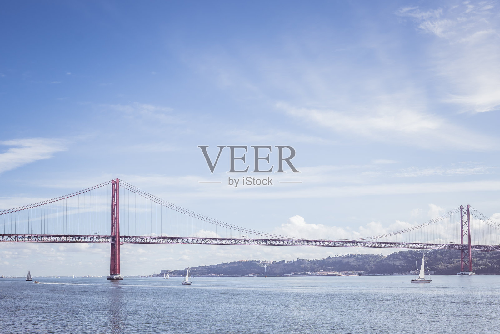 4月25日桥或Ponte 25 Abril位于葡萄牙里斯本。塔霍河上第一座悬索桥照片摄影图片