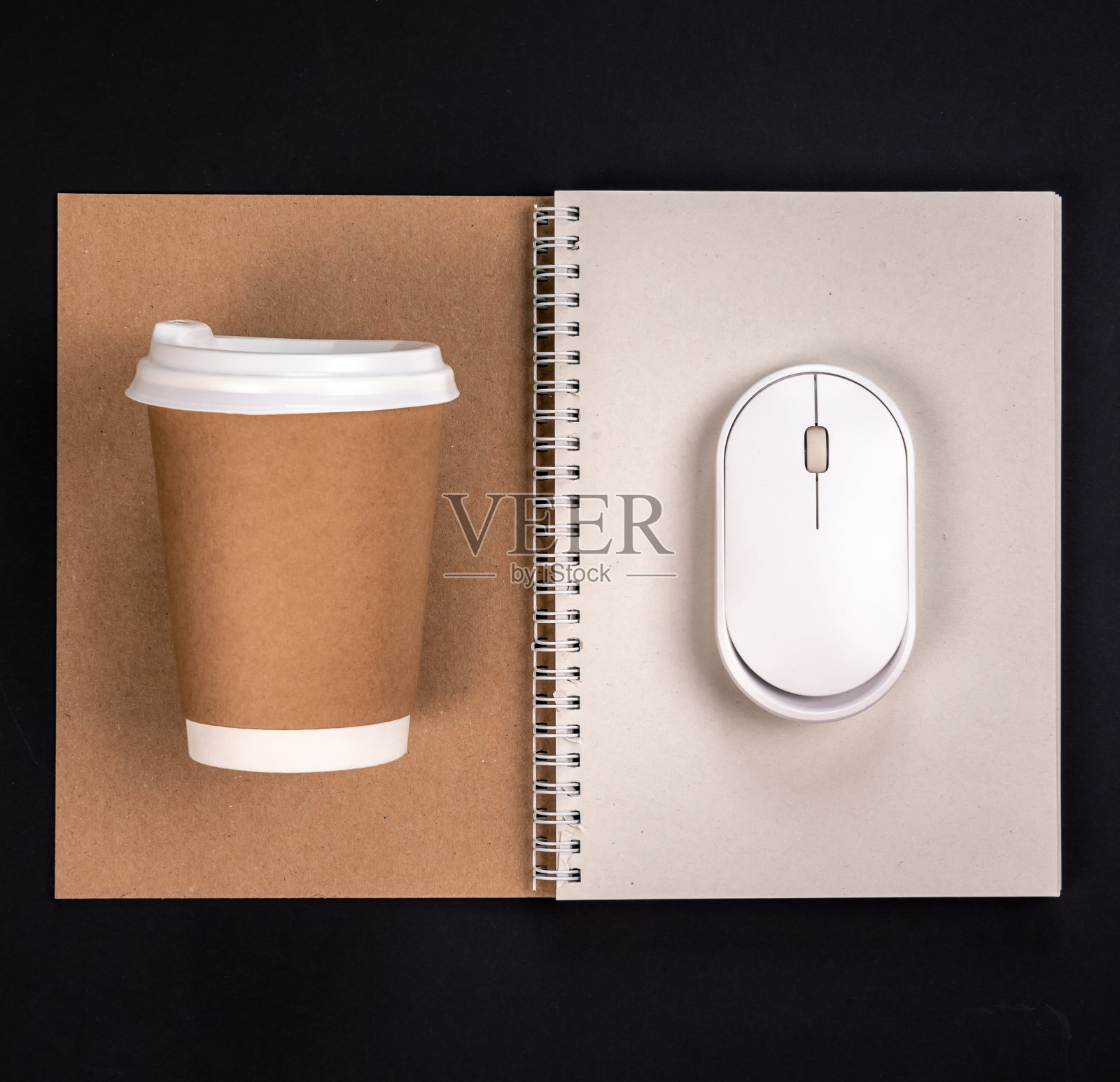 一次性纸杯,电脑鼠标和记事本,俯视图。照片摄影图片