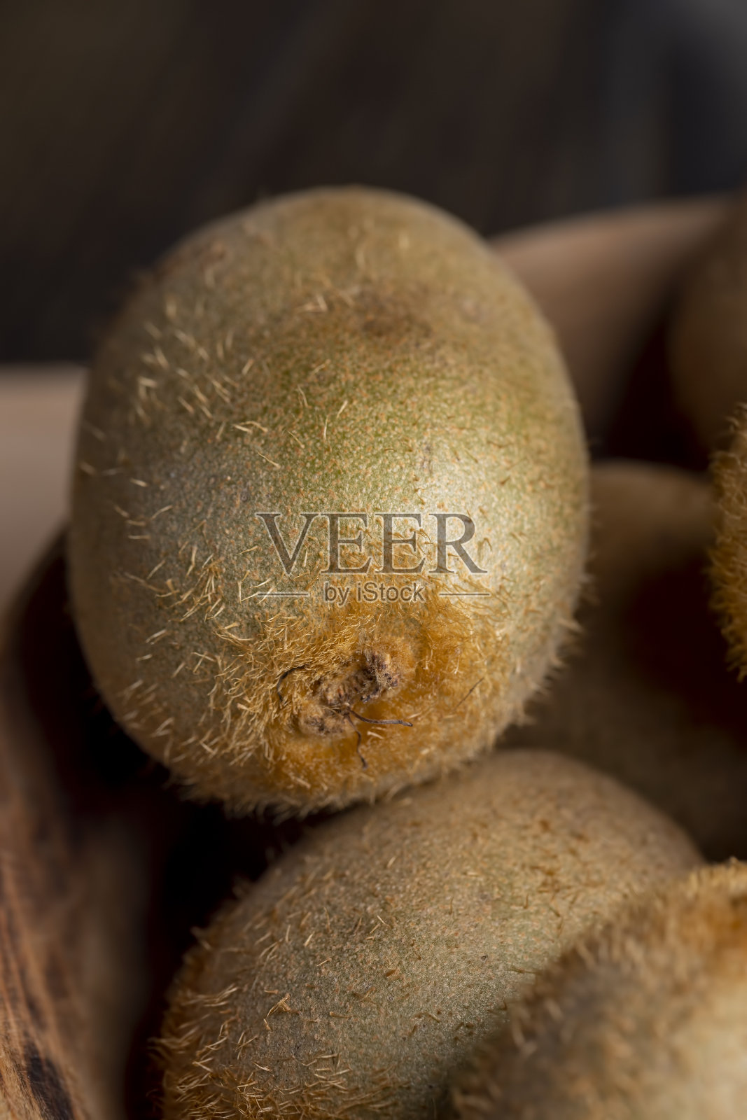 一组未剥皮的绿色猕猴桃照片摄影图片