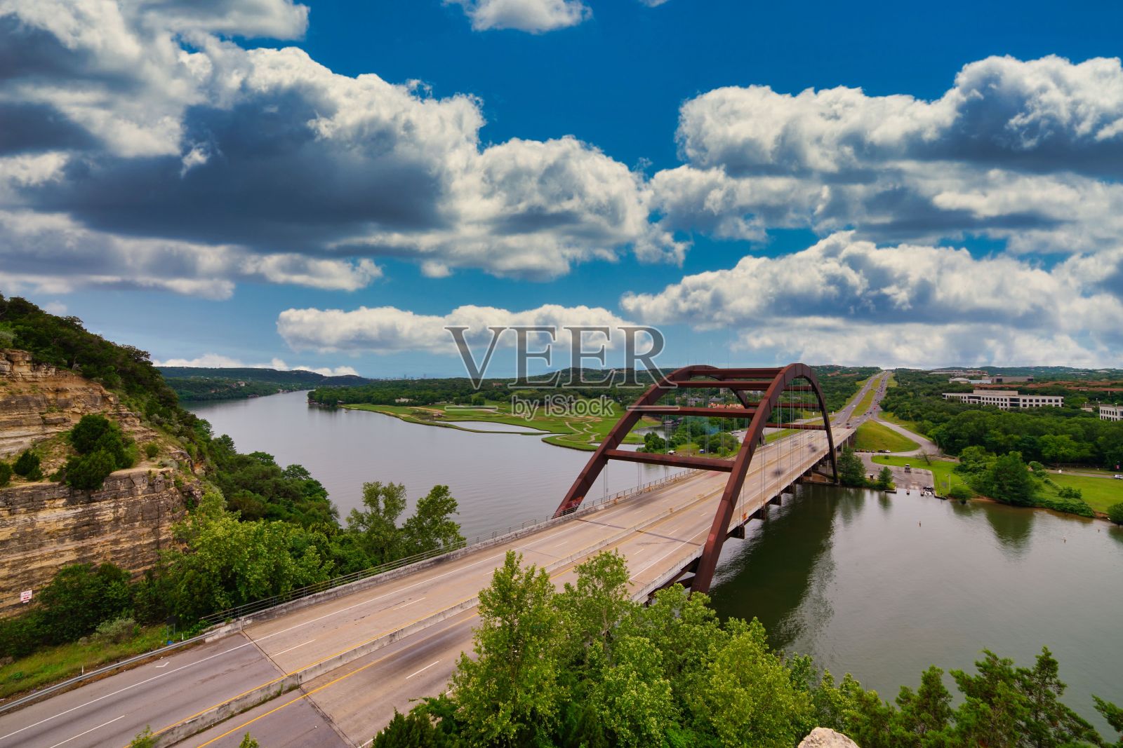 宏伟的大桥横跨一条大河,连接城市的两个部分,在多云的天空下照片摄影图片