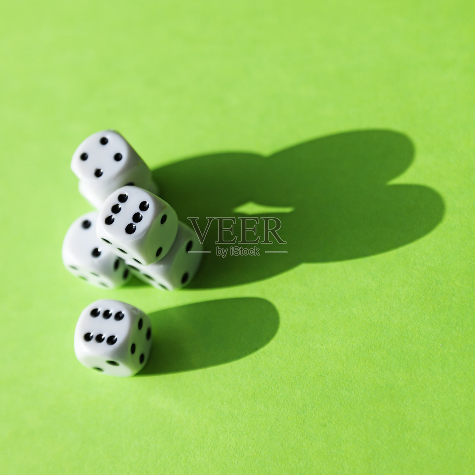 从上面看几个骰子照片摄影图片