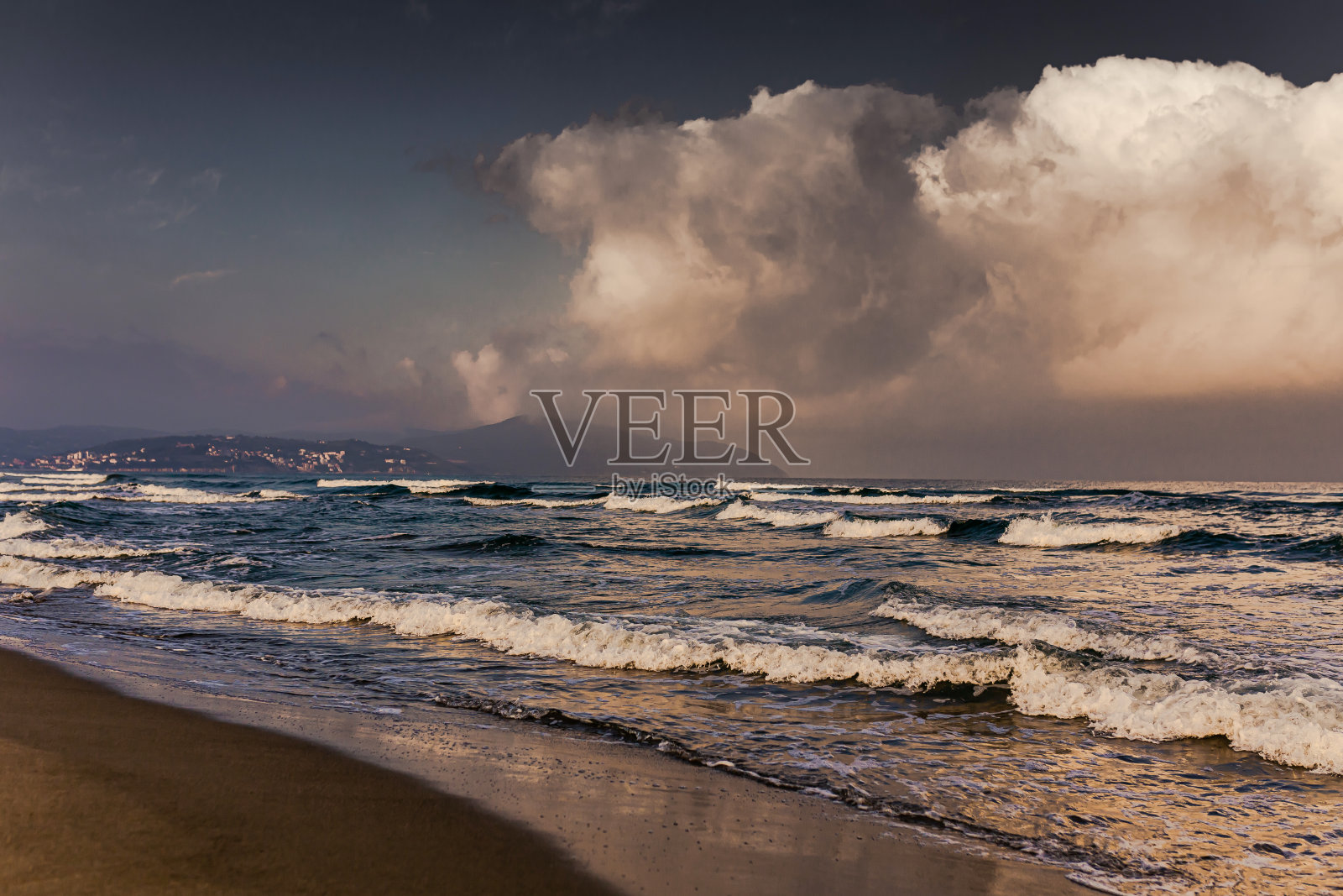 水面上的波浪。多风的天气。Agropoli。意大利。第勒尼安海。天上的云照片摄影图片