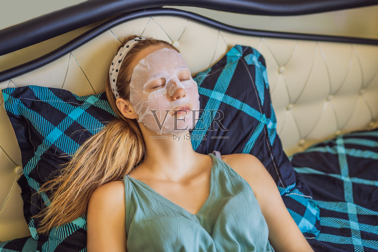 年轻的红发女子正在做面膜。美容护肤理念照片摄影图片