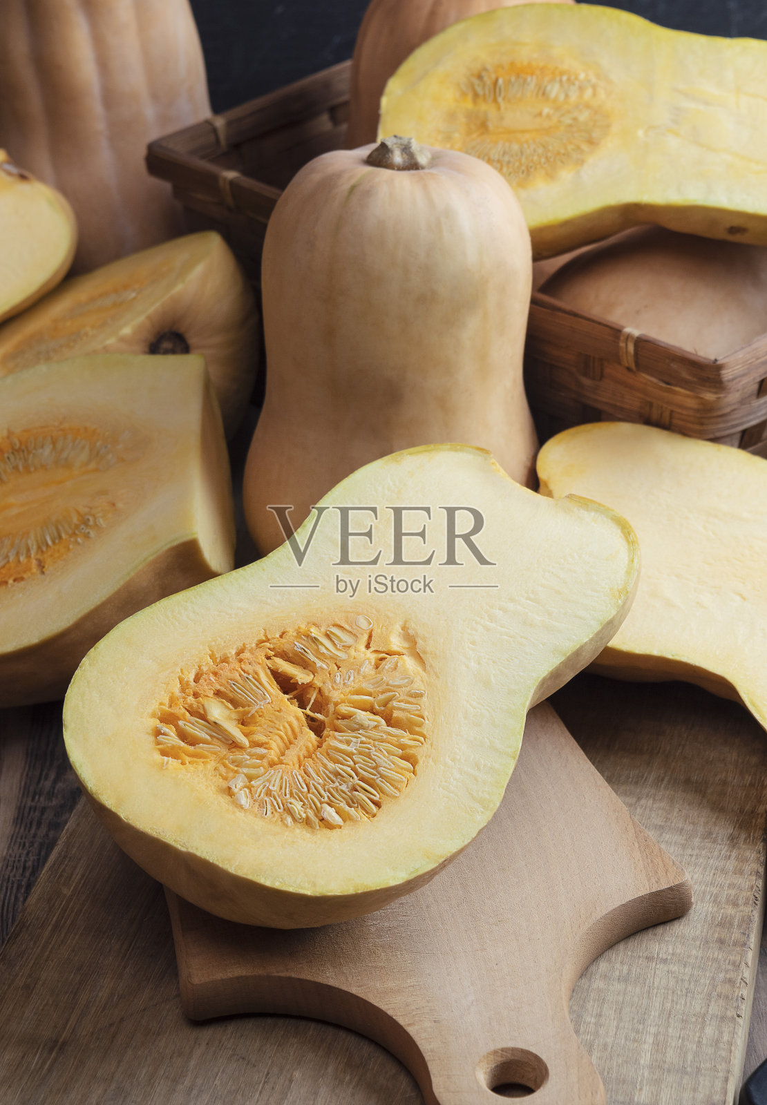 烘焙食品背景。用南瓜和时令香料做成的南瓜或苹果派放在桌上。副本的空间。秋天。冬天。照片摄影图片