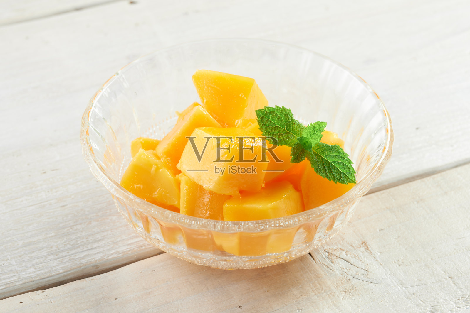 成熟的芒果果实在白色的木制背景上照片摄影图片