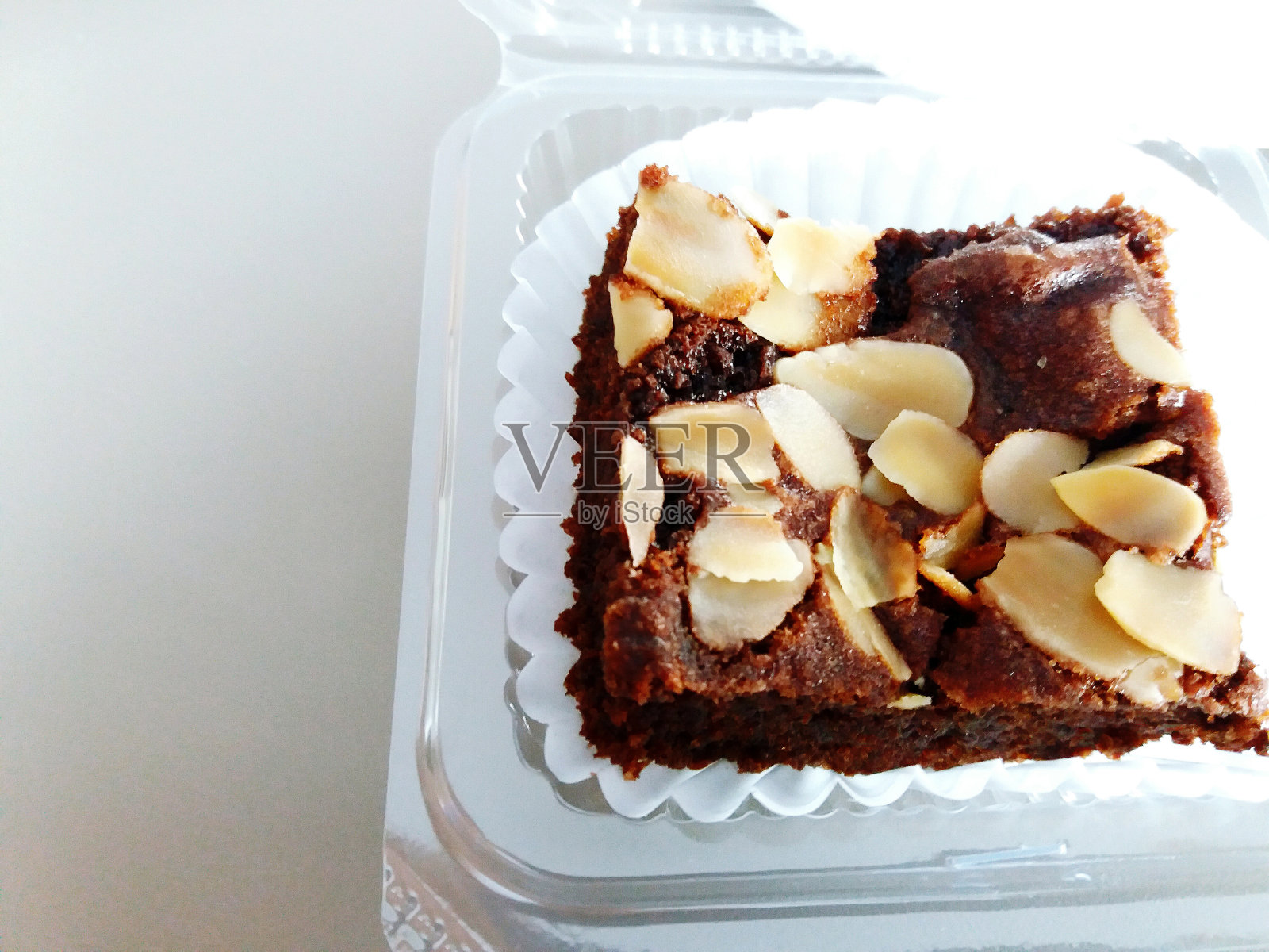 靠近布朗尼蛋糕在塑料盒复印空间照片摄影图片