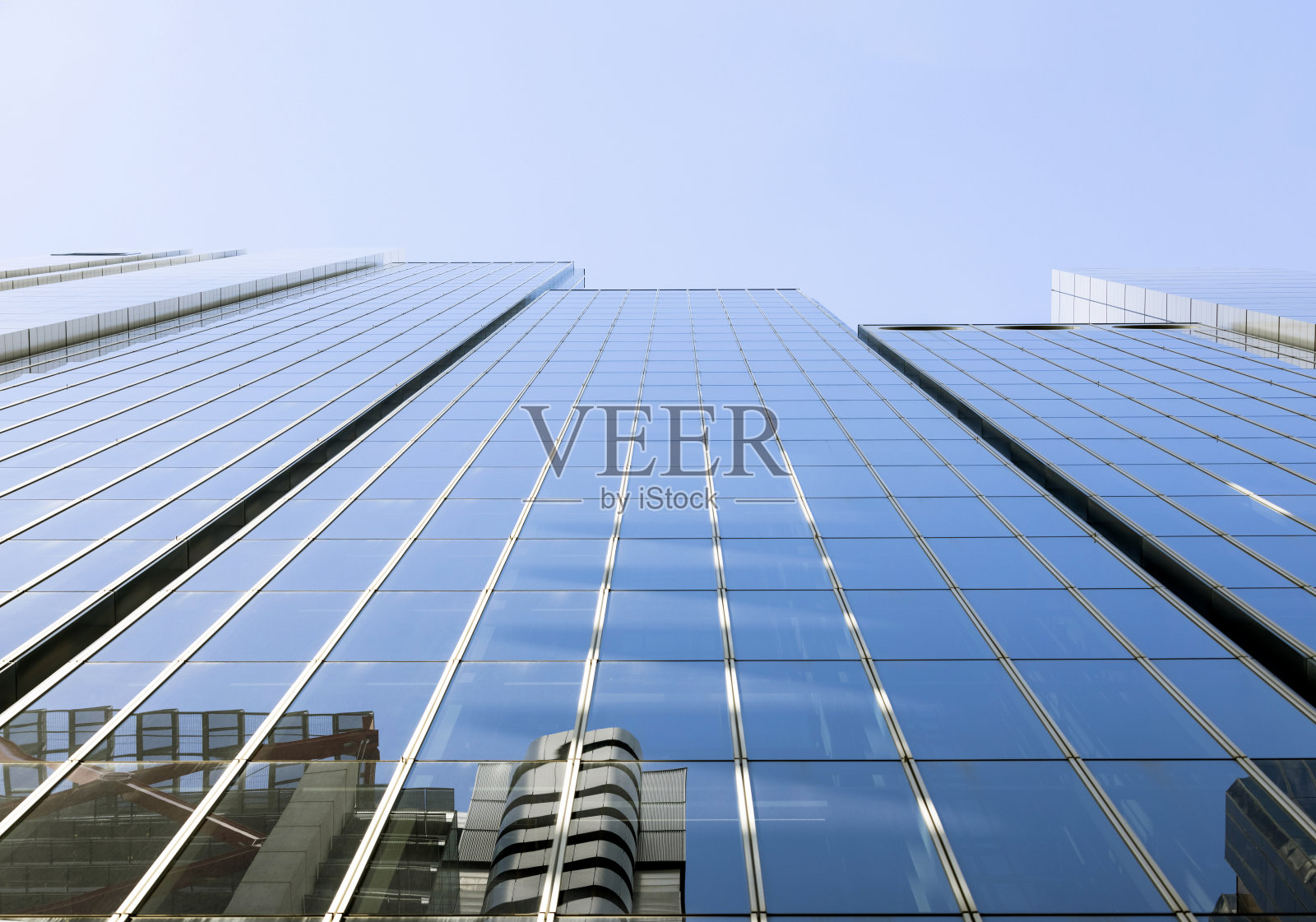 现代办公大楼的低角度视图有反射,背景有复制空间照片摄影图片