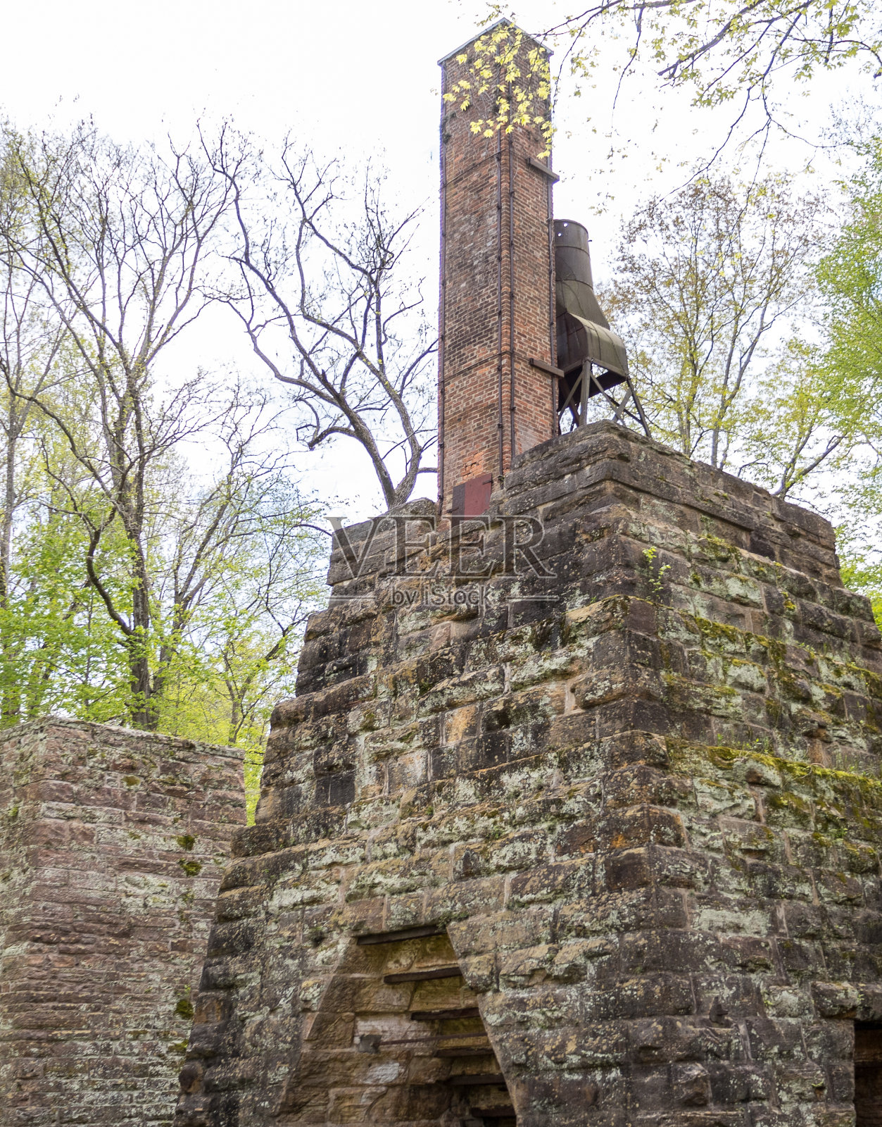 红砖烟囱的石砌建筑照片摄影图片