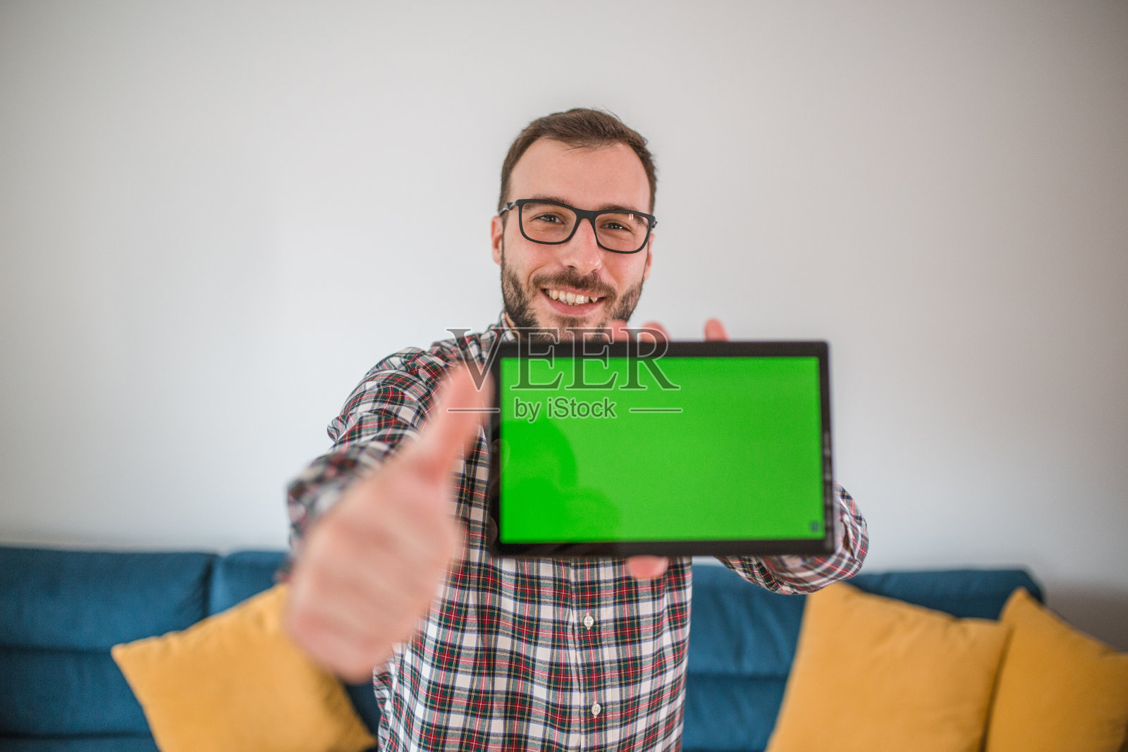 一个快乐的男人在网上赌博时手里拿着一个数字平板电脑照片摄影图片