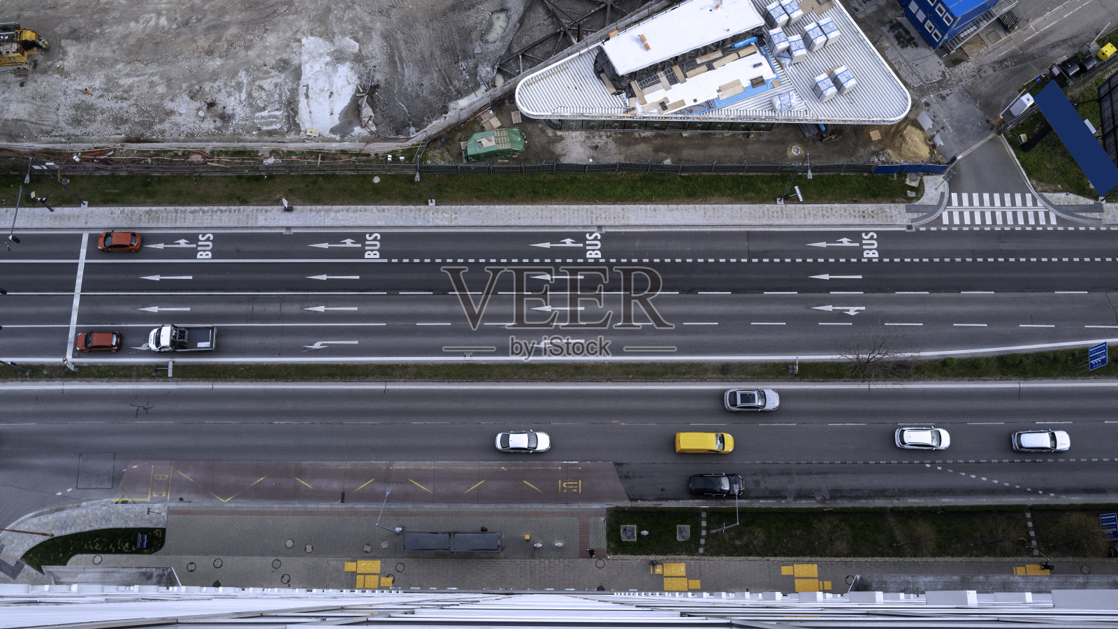 布拉迪斯拉发城市街道上的汽车在分割的车道上,俯瞰斯洛伐克的建筑工地照片摄影图片