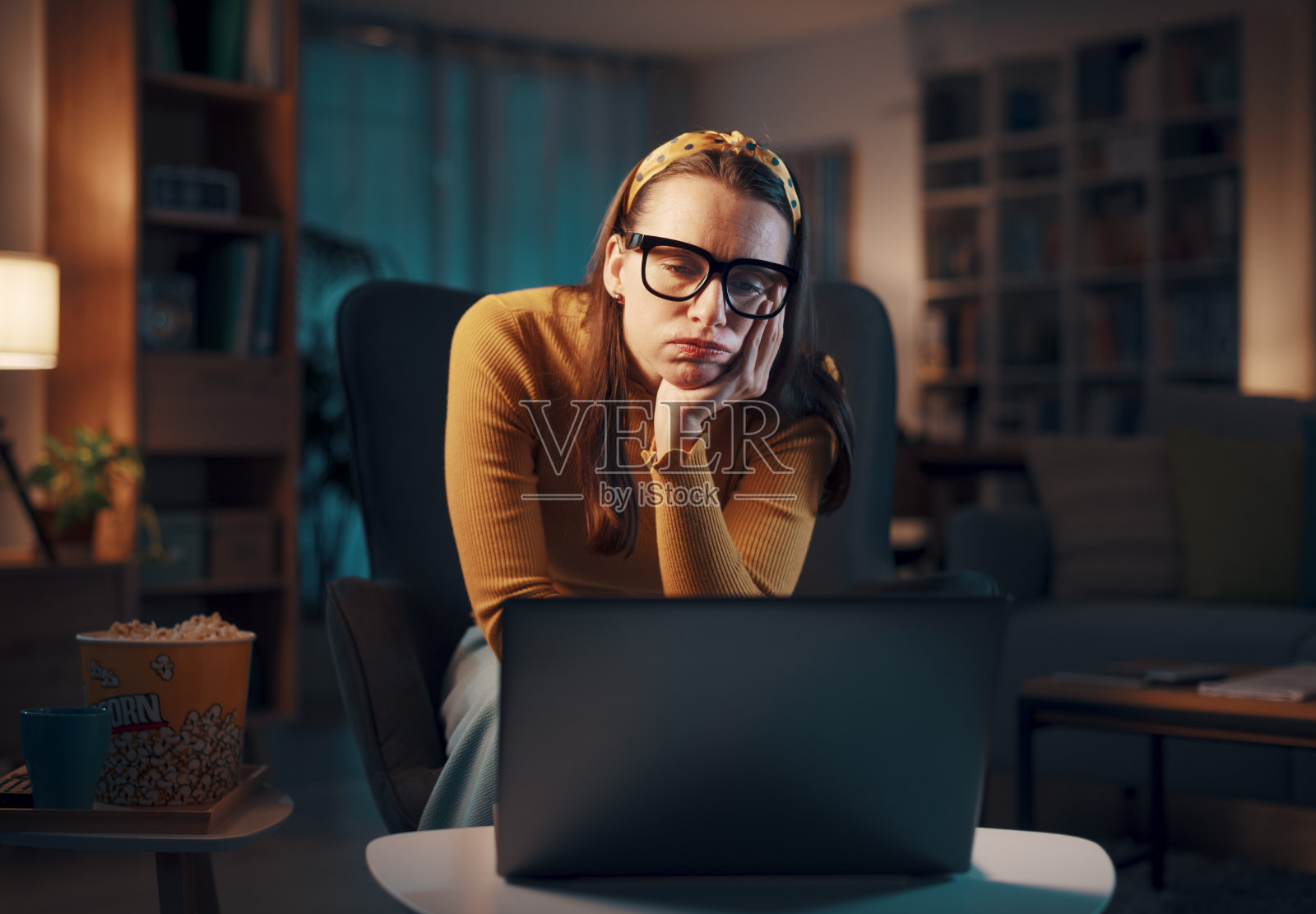 女人在家里用她的笔记本电脑照片摄影图片