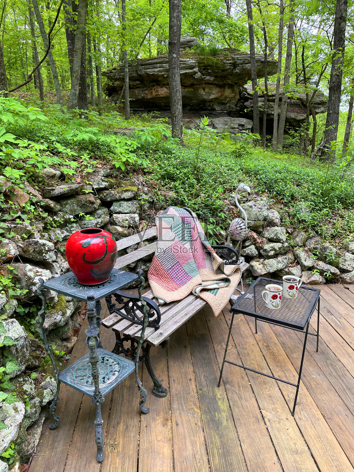 在户外的长椅上喝茶照片摄影图片