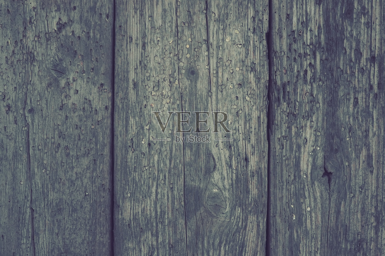 纹理的老乡村破旧的垂直板。背景是复古复古的深色木墙。三块钉板照片摄影图片