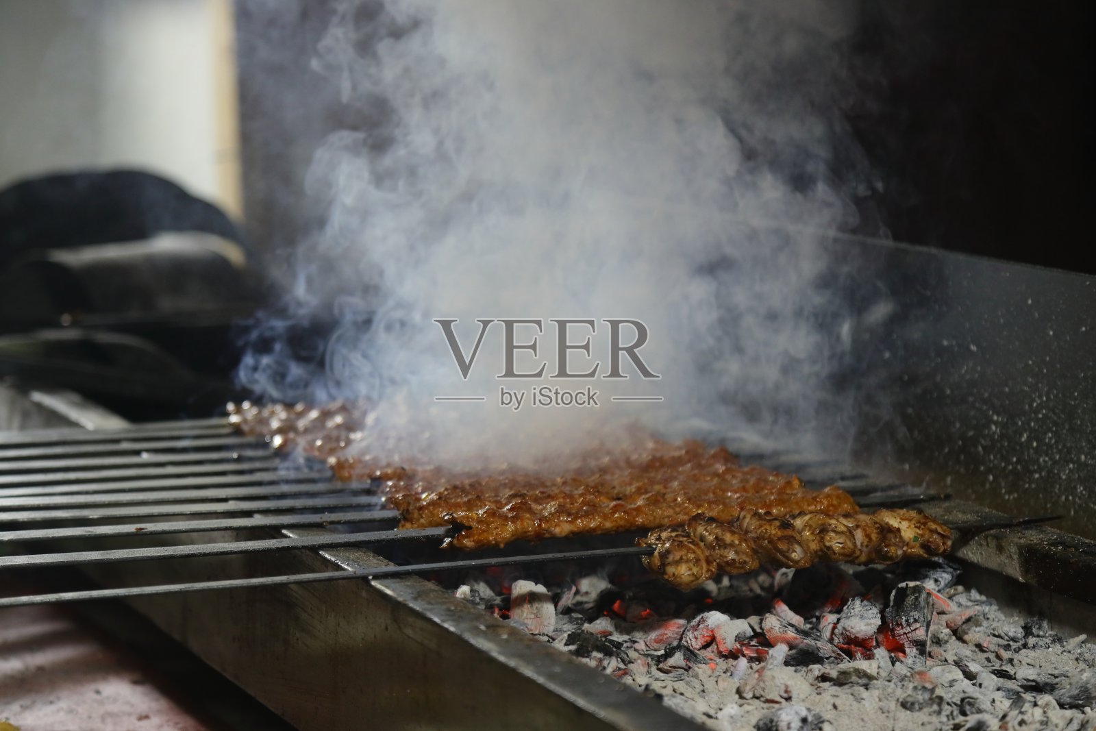 烤架上的土耳其阿达纳烤肉串照片摄影图片