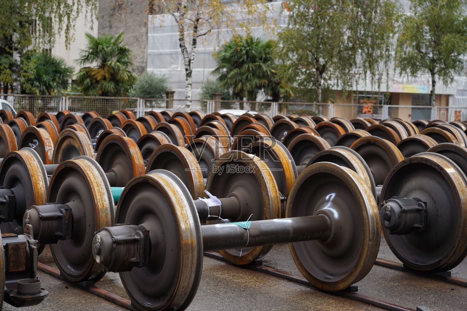在室外排成一排的火车车轮照片摄影图片
