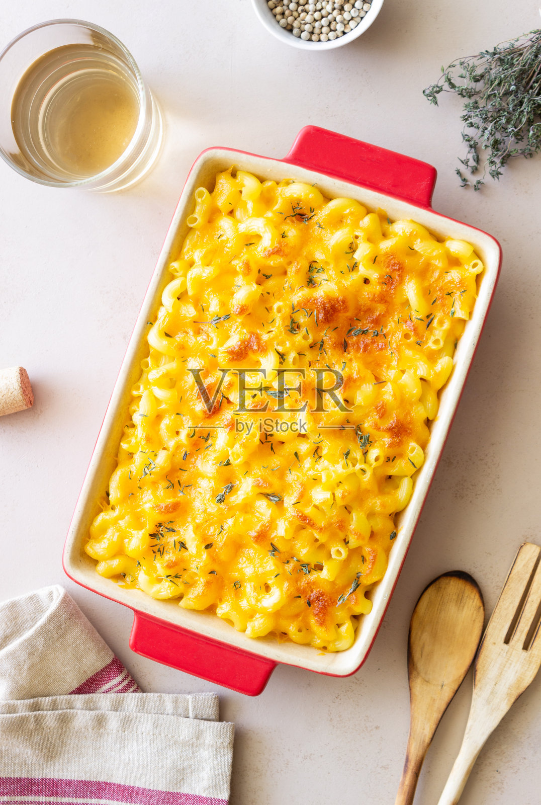 美式菜肴芝士通心粉。民族美食。素食。照片摄影图片