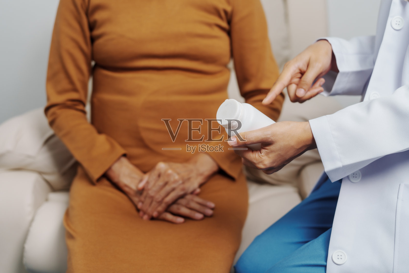 年长的亚洲女性癌症患者与专家会面,获得关于乳腺癌、宫颈癌、肺癌的治疗建议照片摄影图片