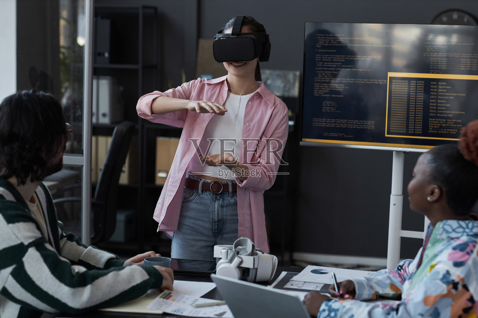 程序员正在测试新的VR眼镜照片摄影图片