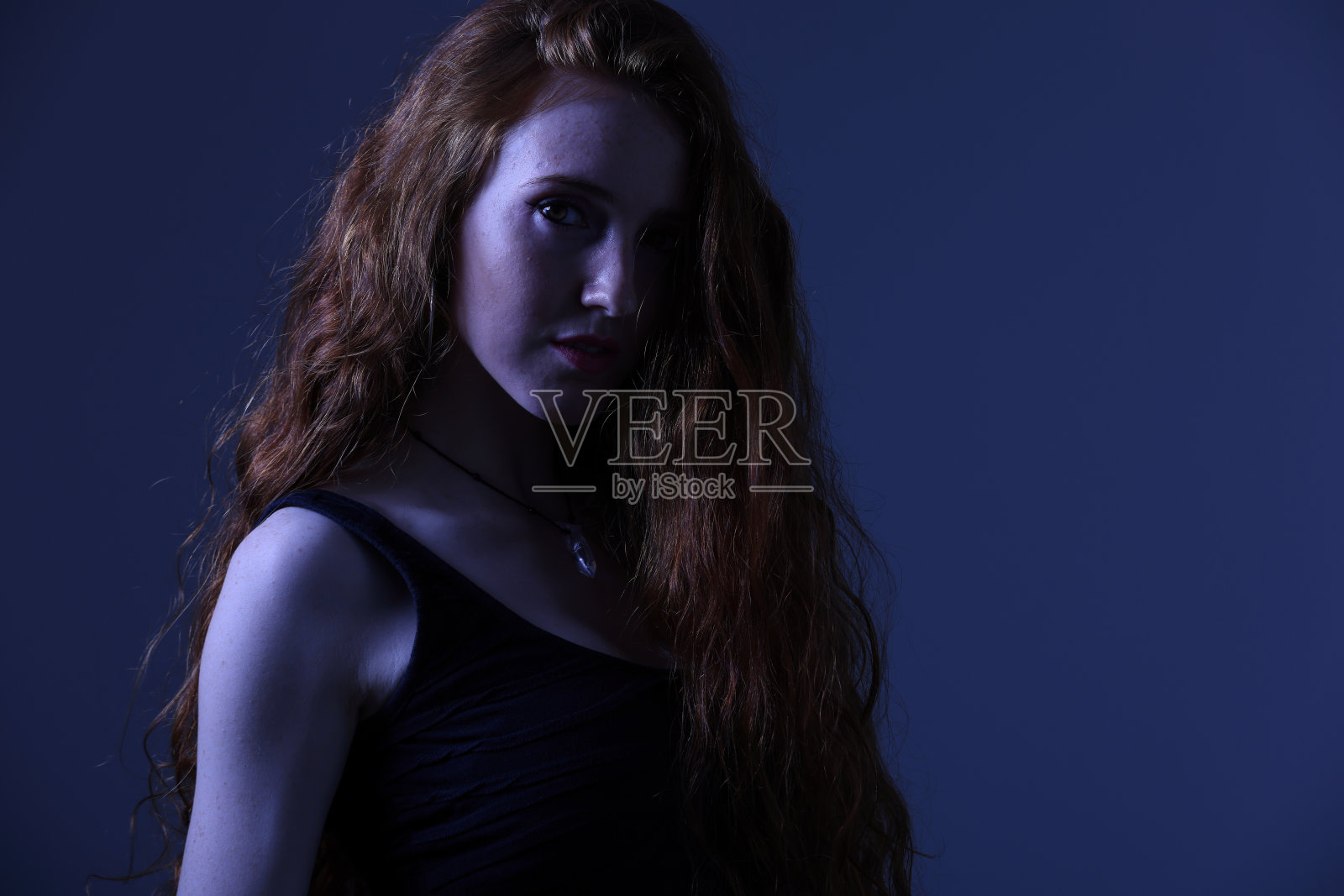 红发女孩照片摄影图片