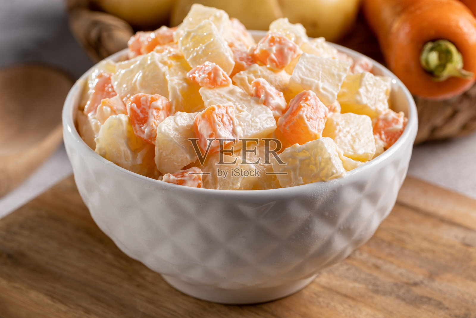 奥利维尔沙拉,土豆沙拉,胡萝卜和蛋黄酱。照片摄影图片