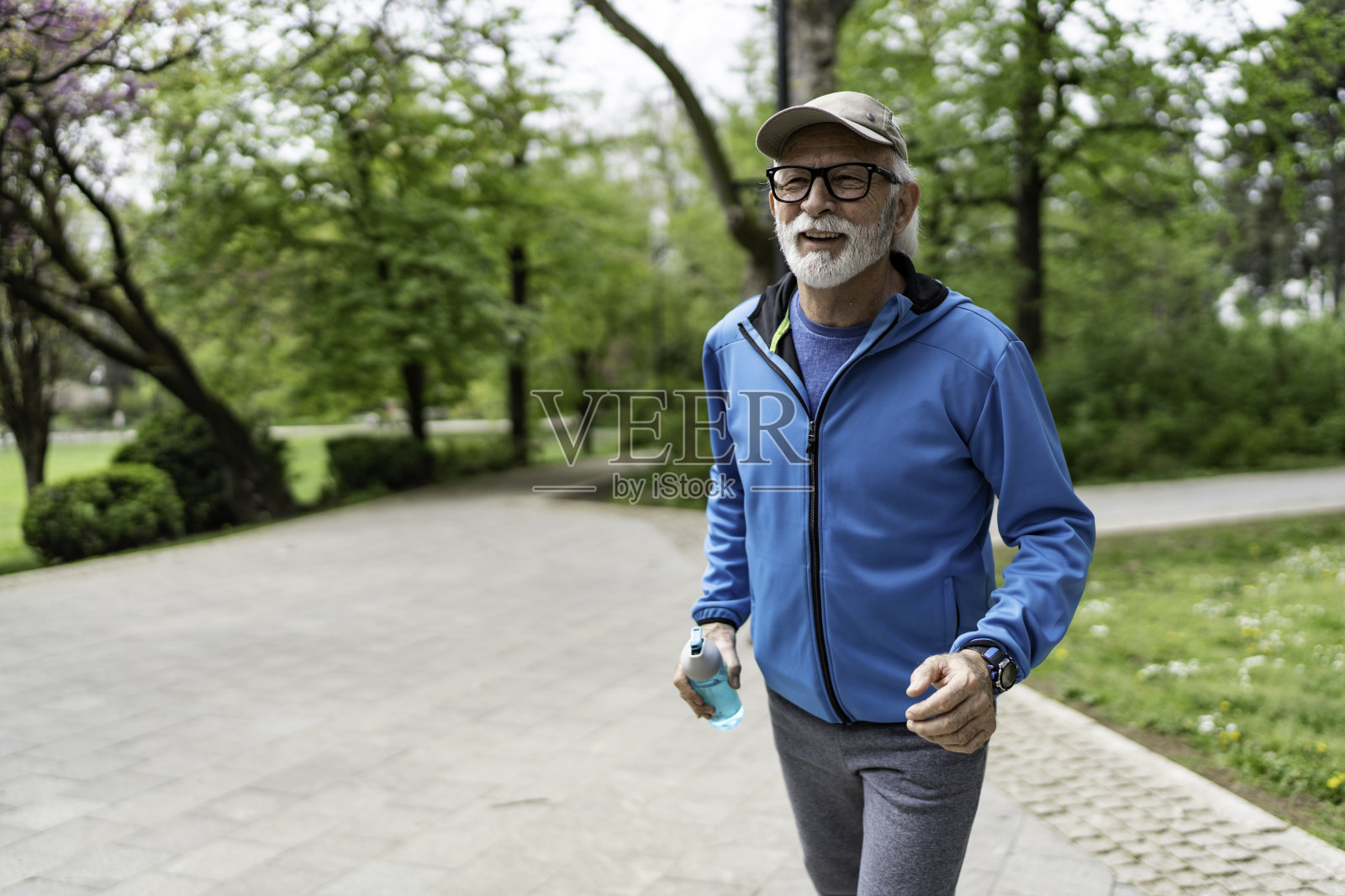 老人在公园慢跑照片摄影图片