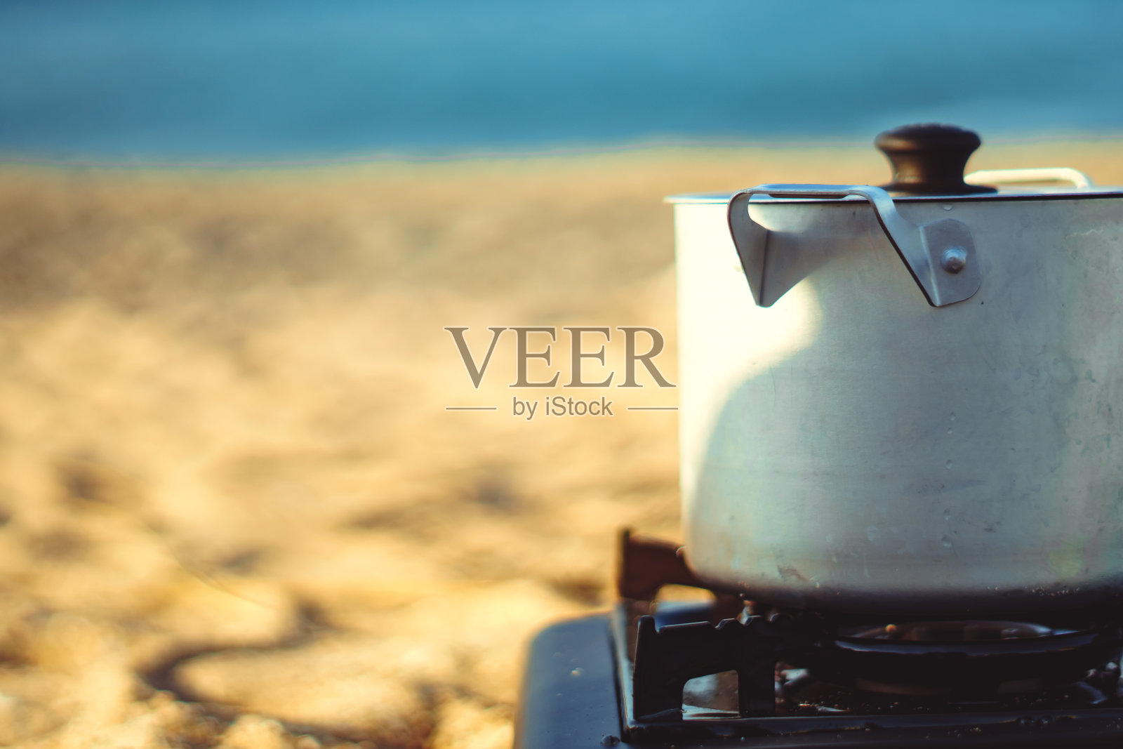 煤气炉上的锅在沙子上照片摄影图片