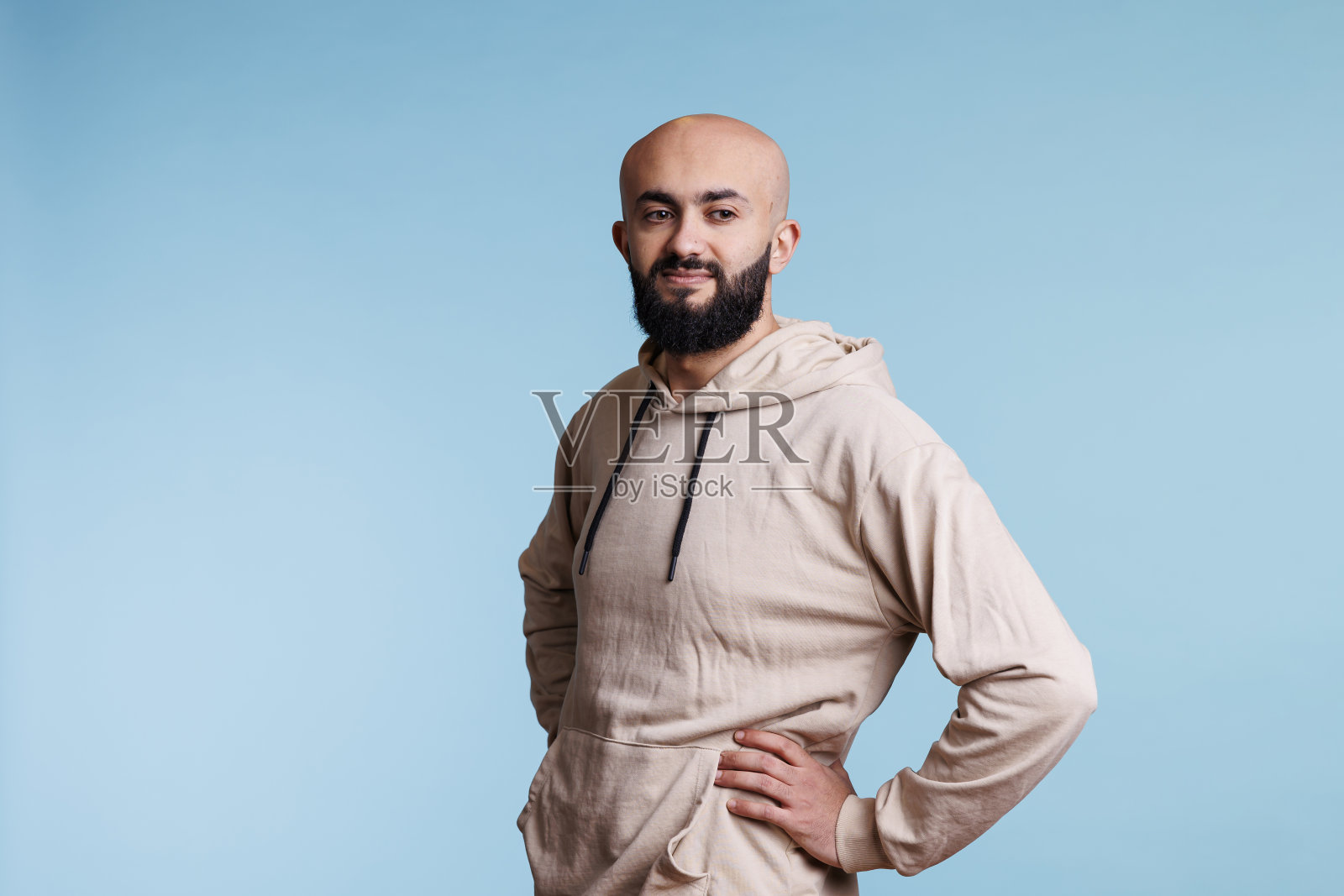 阿拉伯男子双手叉腰照片摄影图片